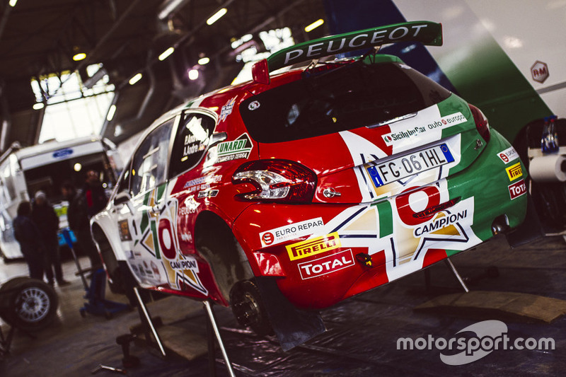 Peugeot 208 T16 di Paolo Andreucci nel paddock