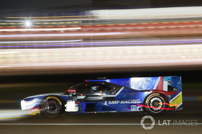 Виктор Шайтар из SMP Racing сражался с соперниками в середине зачета LMP2