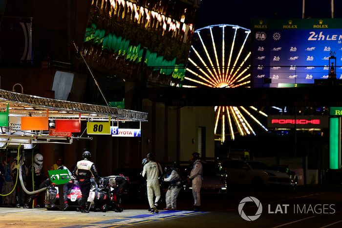 #7 Toyota Gazoo Racing Toyota TS050: Mike Conway, Kamui Kobayashi, Jose Maria Lopez, pit stop