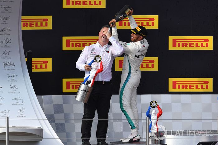 Ron Meadows, team manager del Mercedes AMG F1 y Lewis Hamilton, Mercedes-AMG F1 celebran la victoria en el GP de Francia 2018