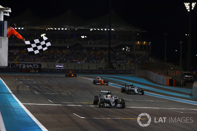 Льюіс Хемілтон, Mercedes F1 W07 Hybrid7, перетинає лінію під картатий прапор та виграє гонку перед Ніко Росберомг, Mercedes F1 W07 Hybrid, Себастьян Феттель, Ferrari SF16-H і Макс Ферстаппен, Red Bull Racing RB12