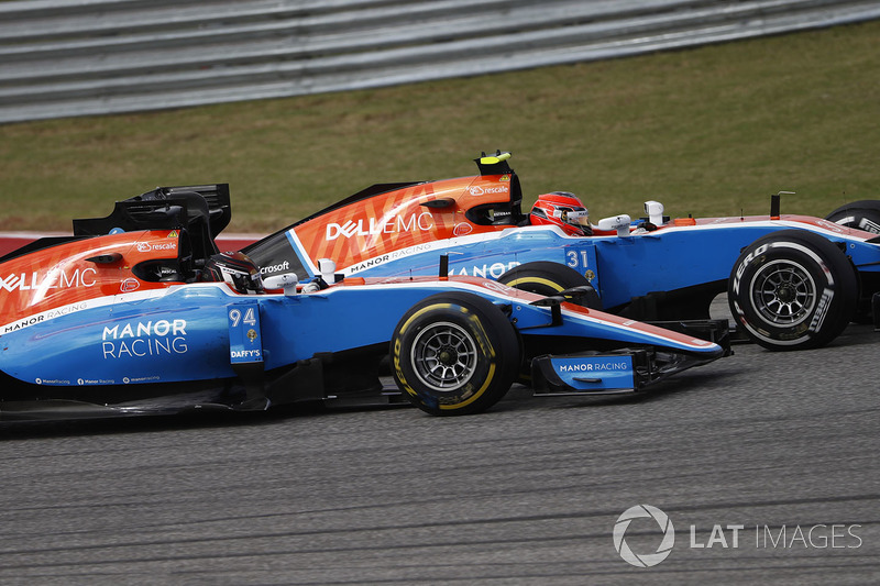 Esteban Ocon, Manor MRT05 precede Pascal Wehrlein, Manor MRT 05