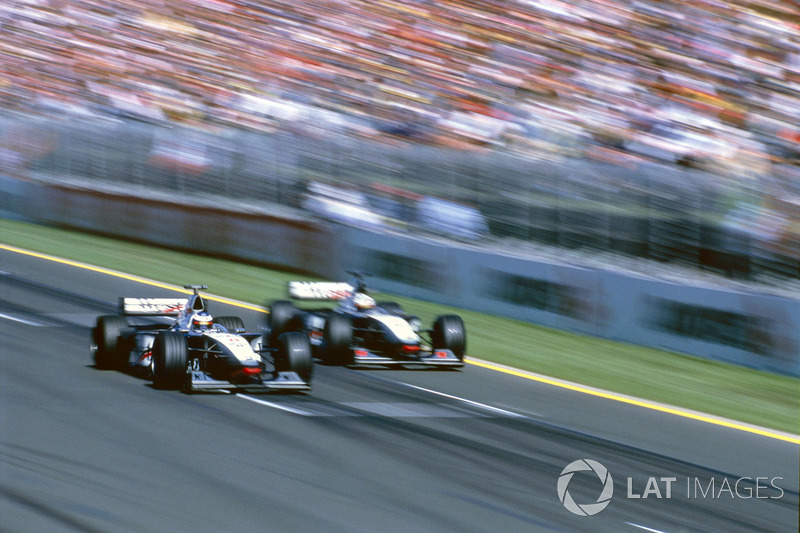 Mika Hakkinen supera David Coulthard McLaren MP4/13