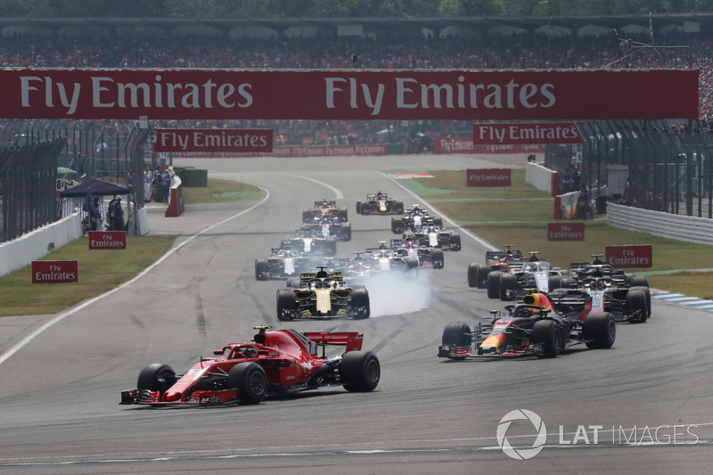Kimi Raikkonen, Ferrari SF71H e Max Verstappen, Red Bull Racing RB14