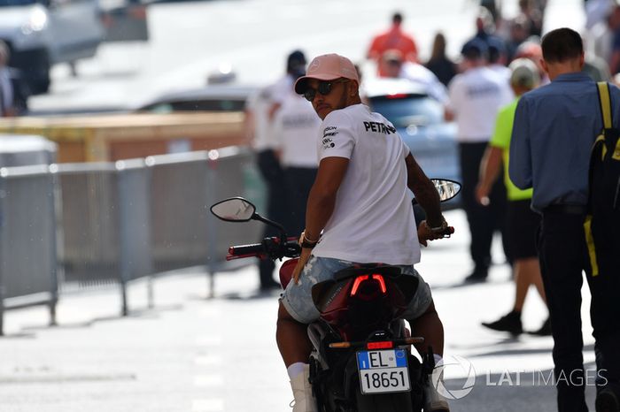Lewis Hamilton, Mercedes-AMG F1 con su moto MV Agusta