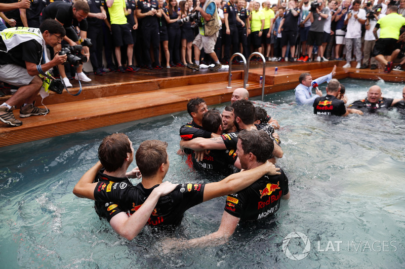 Daniel Ricciardo, Red Bull Racing, festeggia la vittoria nella piscina della Red Bull Energy Station con i membri del team, il designer Rob Marshall, Chief Engineering Officer, Red Bull Racing