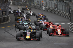 Daniel Ricciardo, Red Bull Racing RB14, leads Sebastian Vettel, Ferrari SF71H, Lewis Hamilton, Mercedes AMG F1 W09, Kimi Raikkonen, Ferrari SF71H, at the start of the race