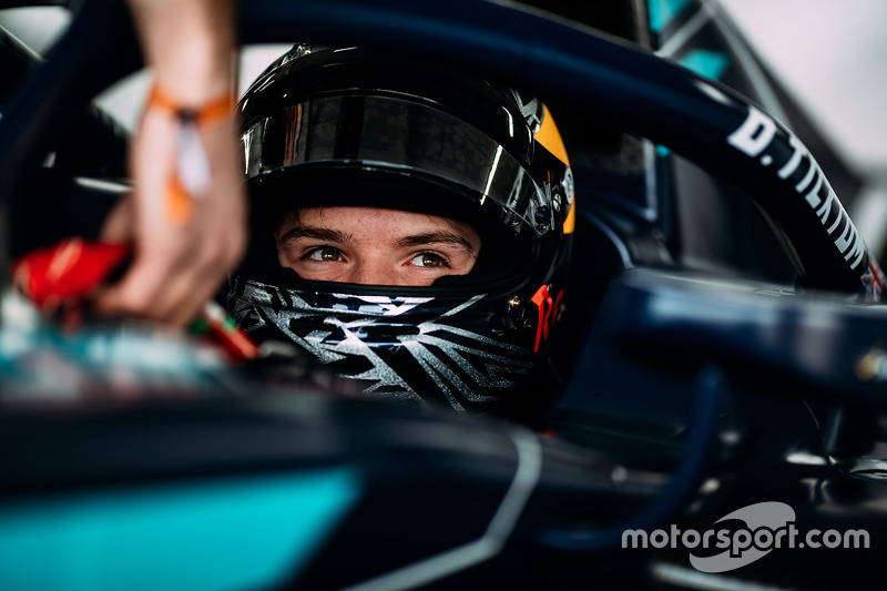 Stiker nama pada Halo mobil Dan Ticktum, DAMS