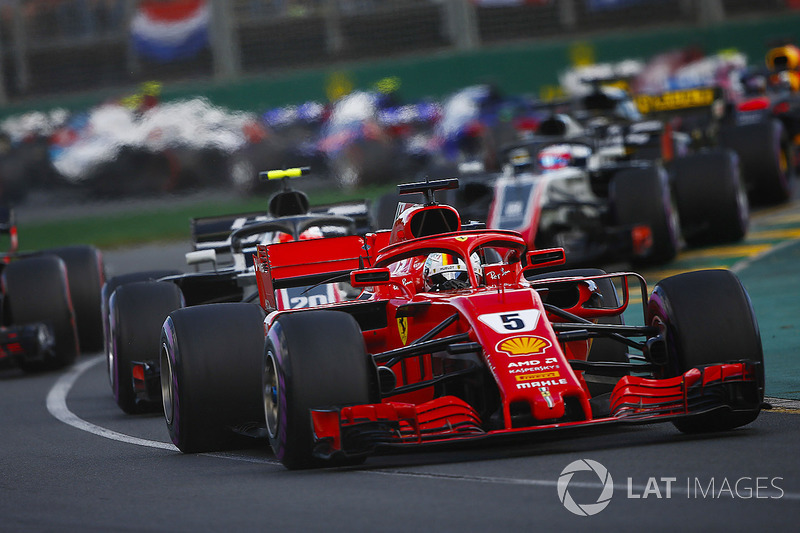 Sebastian Vettel, Ferrari SF71H, Kevin Magnussen, Haas F1 Team VF-18