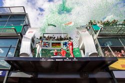 Podio: segundo lugar Lewis Hamilton, Mercedes-AMG F1, ganador de la carrera Sebastian Vettel, Ferrar