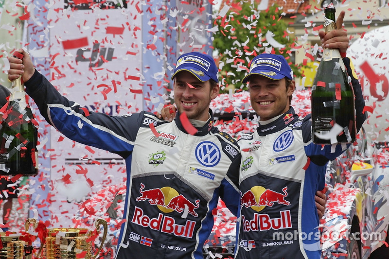 I vincitori Andreas Mikkelsen, Anders Jäger, Volkswagen Polo WRC, Volkswagen Motorsport