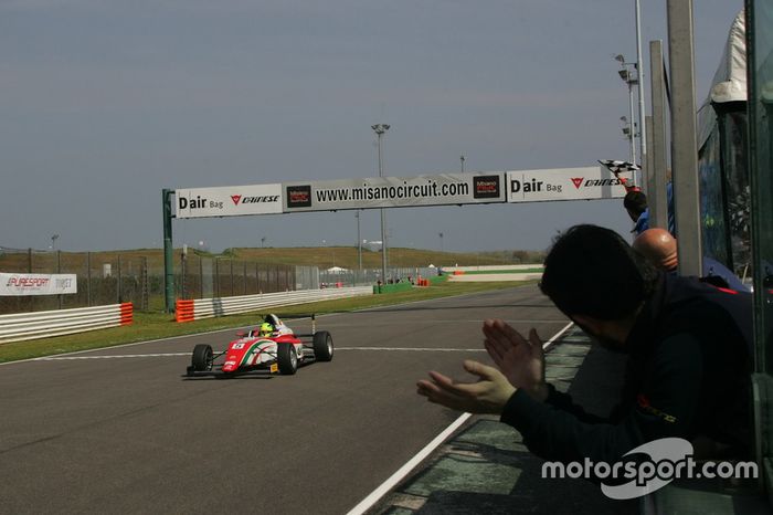 Mick Schumacher cortó la línea de meta en primer lugar