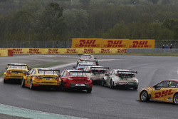 Start action, Hugo Valente, LADA Sport Rosneft, Lada Vesta; José María López, Citroën World Touring Car Team, Citroën C-Elysée WTCC