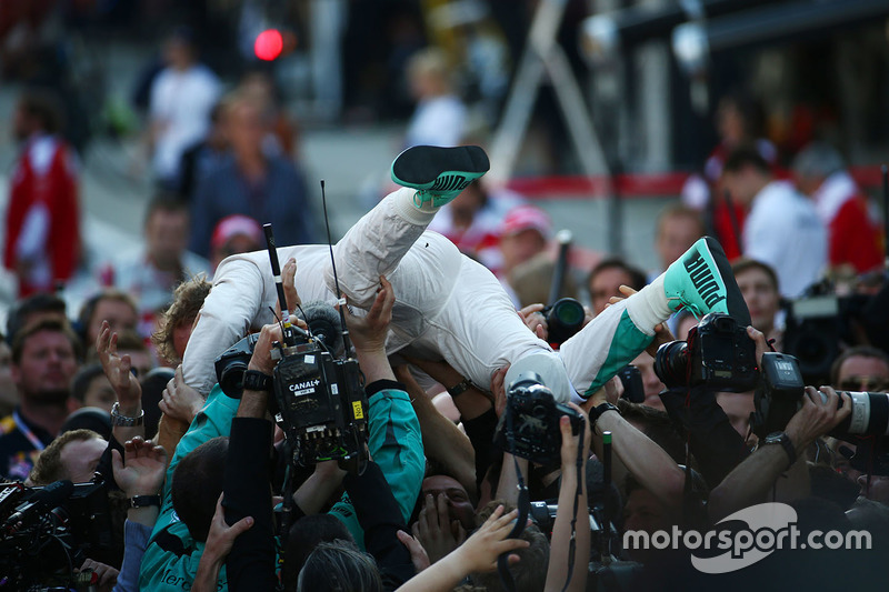 Ganador Nico Rosberg, Mercedes AMG F1 Team W07 en parc ferme