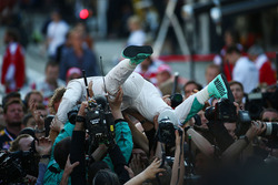 Ganador Nico Rosberg, Mercedes AMG F1 Team W07 en parc ferme