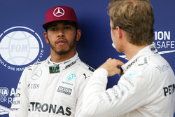 Ganador de la pole Lewis Hamilton, Mercedes AMG F1 con su compañero Nico Rosberg, Mercedes AMG F1 s