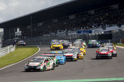 Старт гонки 1: Тьягу Монтейру, Honda Racing Team JAS, Honda Civic WTCC лидирует