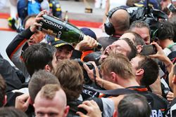 Sergio Pérez, Sahara Force India F1 celebra su tercera posición con el champagne con el equipo