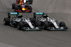 Lewis Hamilton, Mercedes AMG F1 W07 Hybrid en teamgenoot Nico Rosberg, Mercedes AMG F1 W07 Hybrid ti
