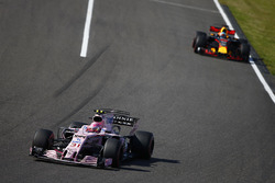 Esteban Ocon, Sahara Force India F1 VJM10, Daniel Ricciardo, Red Bull Racing RB13