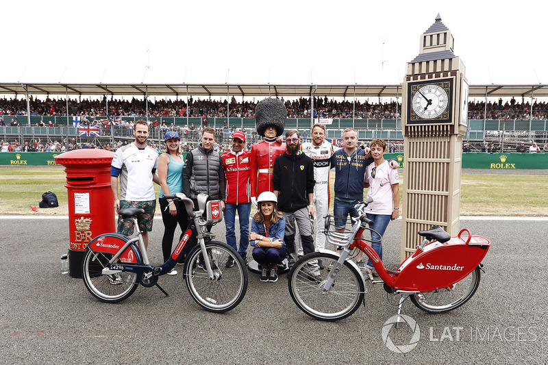 Stoffel Vandoorne, McLaren,Marc Gene de Ferrari y Jenson Button, McLaren, con Sky presenter Natalie Pinkham