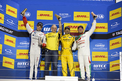Podium: Racewinnaar Gabriele Tarquini, LADA Sport Rosneft, Lada Vesta; tweede plaats Tom Chilton, Sé