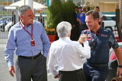 Chase Carey, voorzitter Formula One Group met Bernie Ecclestone en Christian Horner, teambaas Red Bu