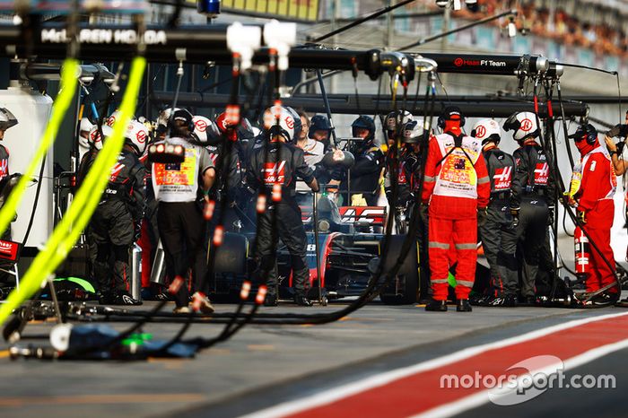 Romain Grosjean, Haas F1 Team VF-17, se retira de la carrera en los boxes