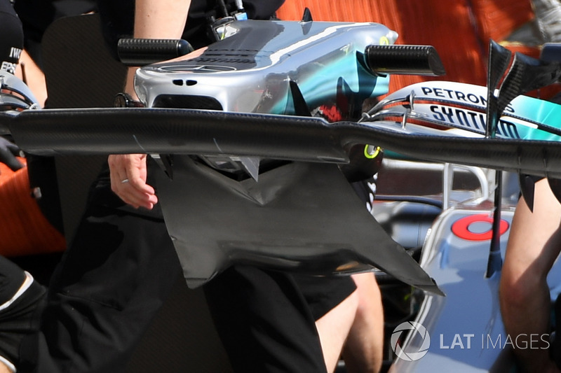 Changement d'aileron avant sur la Mercedes-Benz F1 W08