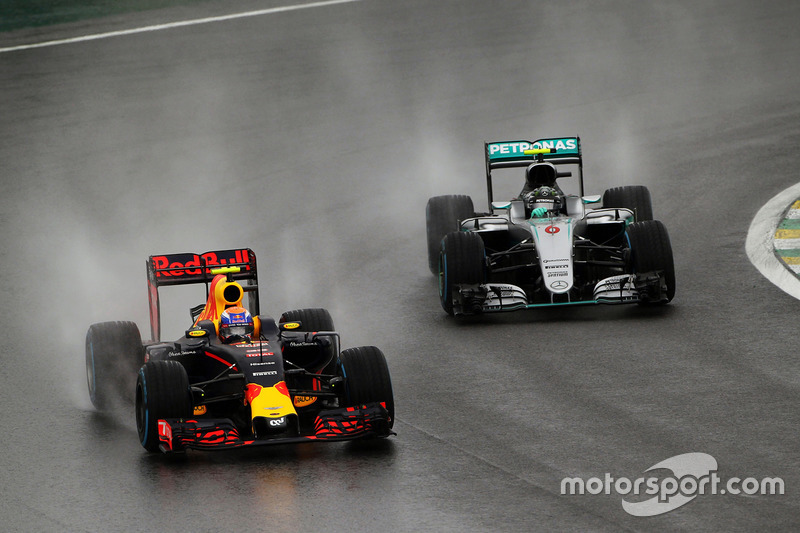 Max Verstappen, Red Bull Racing RB12 y Nico Rosberg, Mercedes AMG F1 W07 Hybrid