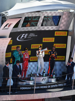 Подіум: переможець Льюіс Хемілтон, Mercedes AMG F1, друге місце - Себастьян Феттель, Ferrari, третє