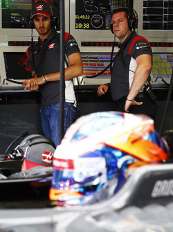 Антоніо Джовінацці, тестовий пілот Haas F1 Team та Ромен Грожан, Haas F1 Team
