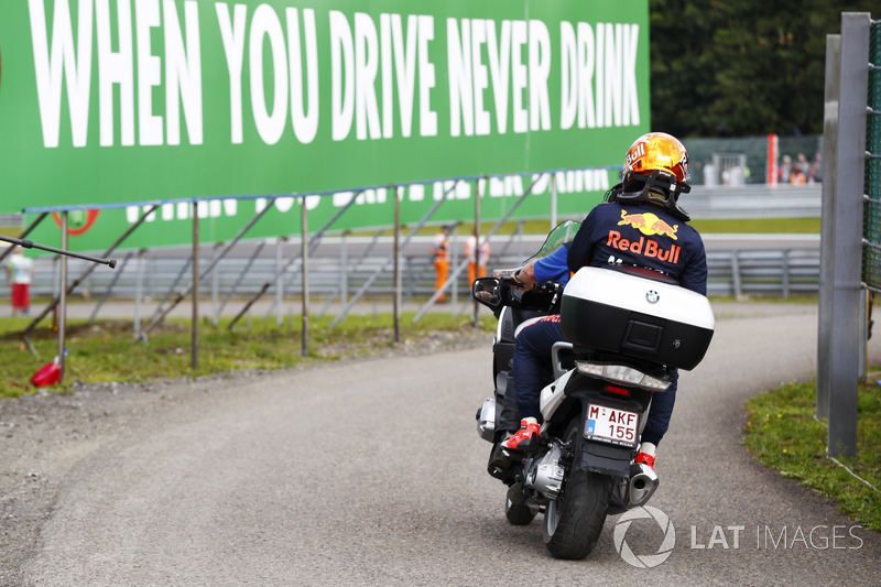 Quem também se frustrou foi Verstappen. O holandês andava em quinto, mas, com apenas sete voltas completadas, sofreu mais uma falha mecânica e teve de abandonar.