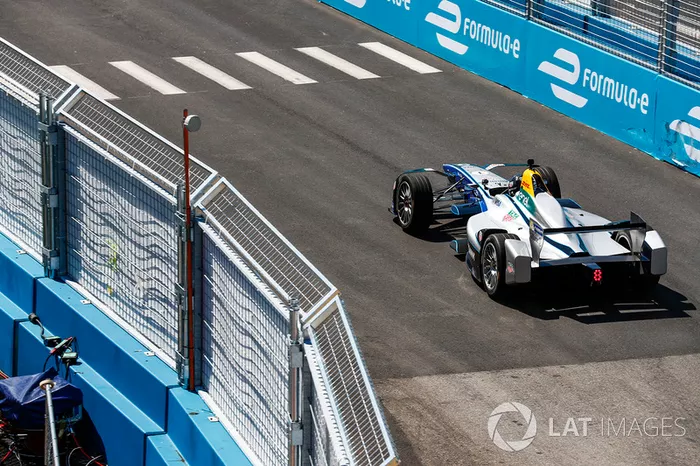 Chris Hemsworth guida una vettura di Formula E