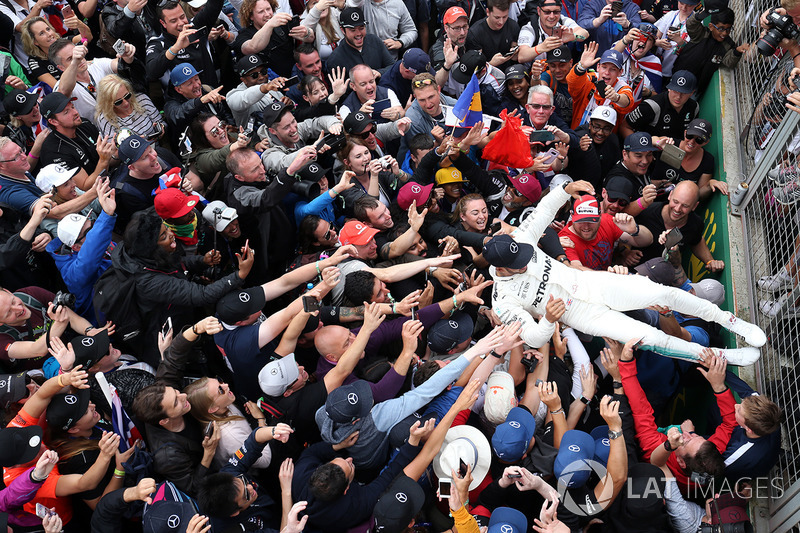 Ganador de la carrera Lewis Hamilton, Mercedes AMG F1 surfea sobre la multitud