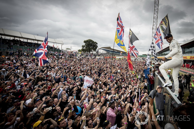 El ganador Lewis Hamilton, Mercedes AMG F1 con los fans