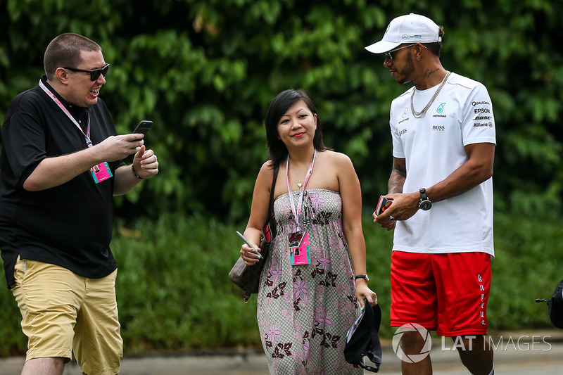 Lewis Hamilton, Mercedes AMG F1 signs an autograph