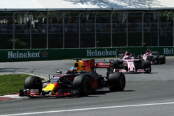 Daniel Ricciardo, Red Bull Racing RB13, Sergio Perez, Sahara Force India VJM10 et Esteban Ocon, Sahara Force India VJM10