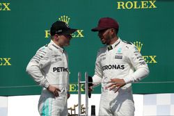 Ganador, Lewis Hamilton, Mercedes AMG F1 celebra en el podium, Valtteri Bottas, Mercedes AMG F1