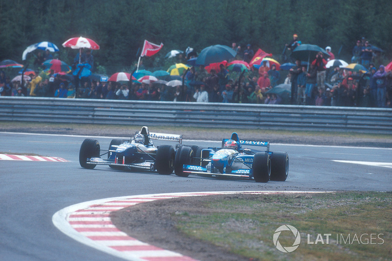 Damon Hill, Williams FW17-Renault, battles with Michael Schumacher, Benetton B195 Renault