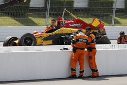 Сотрудники команды безопасности Holmatro помогают Райану Хантер-Рею, Andretti Autosport Honda, покин