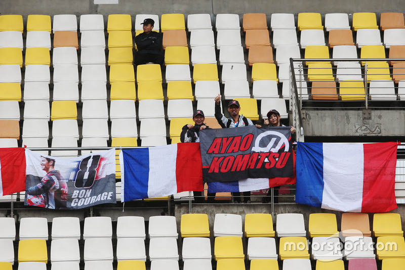 Fans of Romain Grosjean, Haas F1 Team, and Ayao Komatsu, Chief Race Engineer, Haas F1 Team, in a grandstand