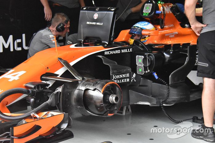 Fernando Alonso, bargeboards del McLaren MCL32