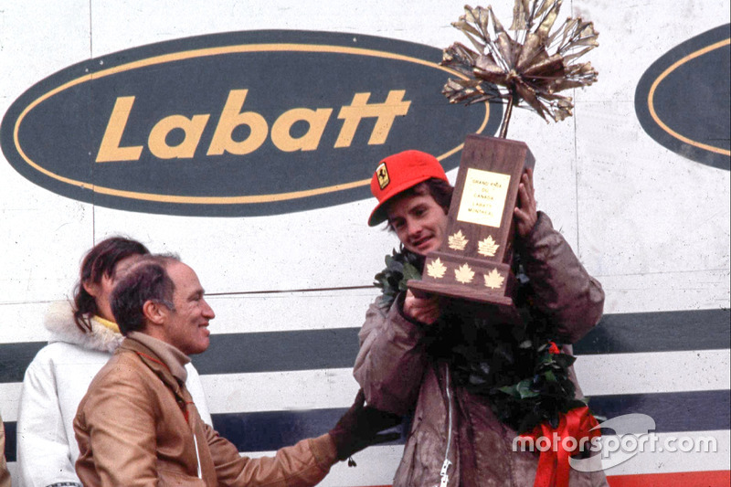 Podium: racewinnaar Gilles Villeneuve, Ferrari, Pierre Elliot Trudeau, Minister President van Canada