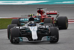 Valtteri Bottas, Mercedes AMG F1 W08, Sebastian Vettel, Ferrari SF70H