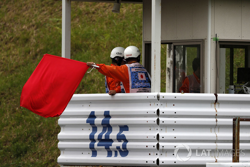 Marshal mengibaskan bendera merah