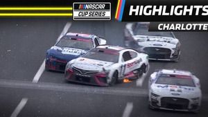 Chase Elliott y Denny Hamlin chocan en Charlotte Motor Speedway