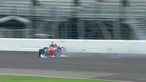 Rinus VeeKay choca durante las pruebas de Indy