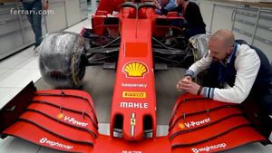 Cómo aplican los stickers del Ferrari SF1000