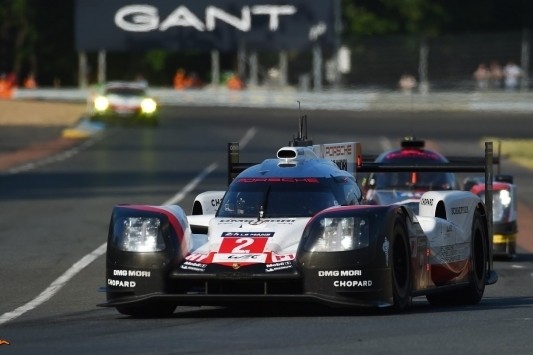 Porsche wint Le Mans na slijtageslag, Tung stunt met P2